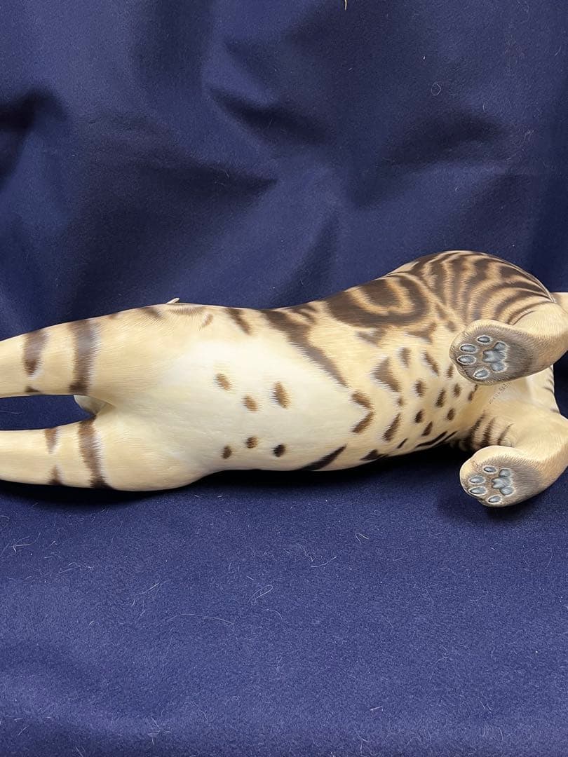 ストレッチする猫の置物