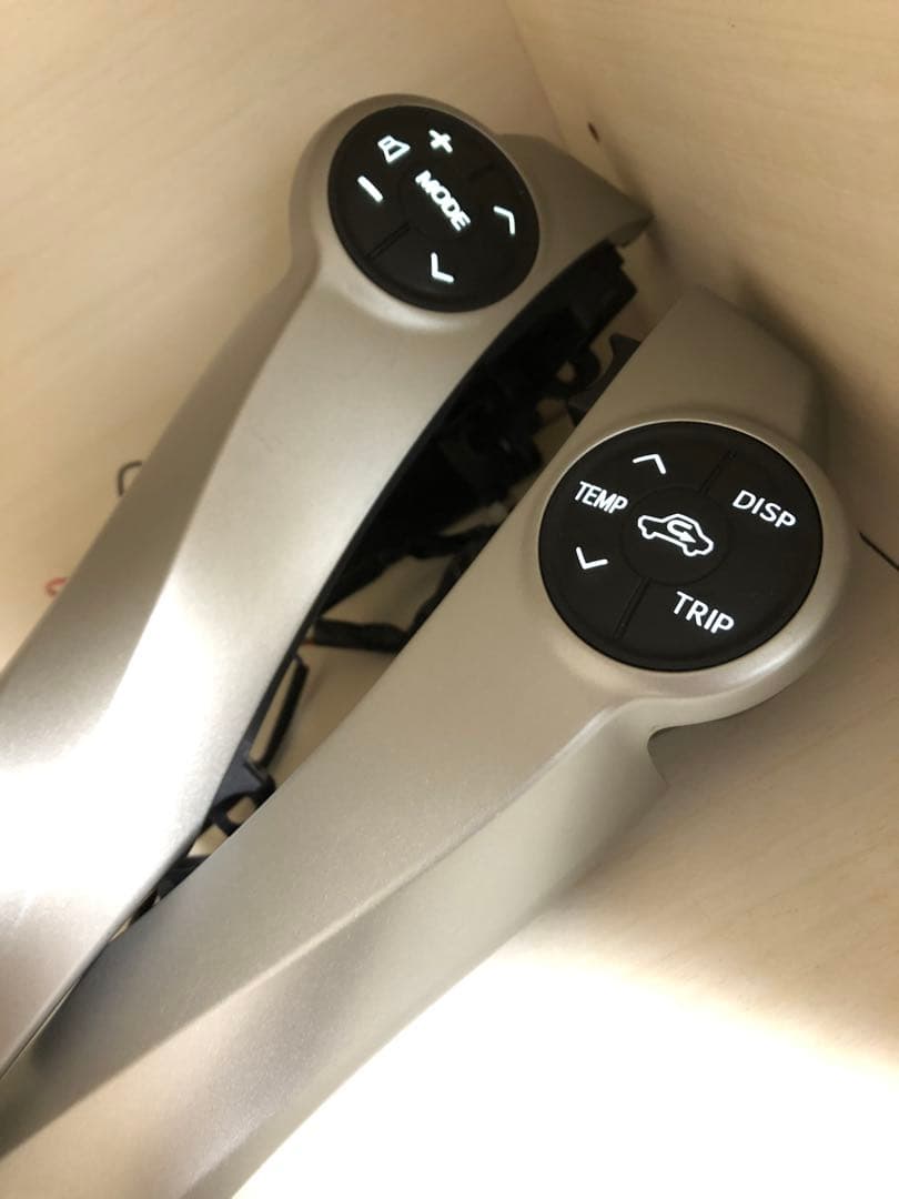 ZVW30 プリウス　後期　ステアリングスイッチ　LED打ち替え済み no4