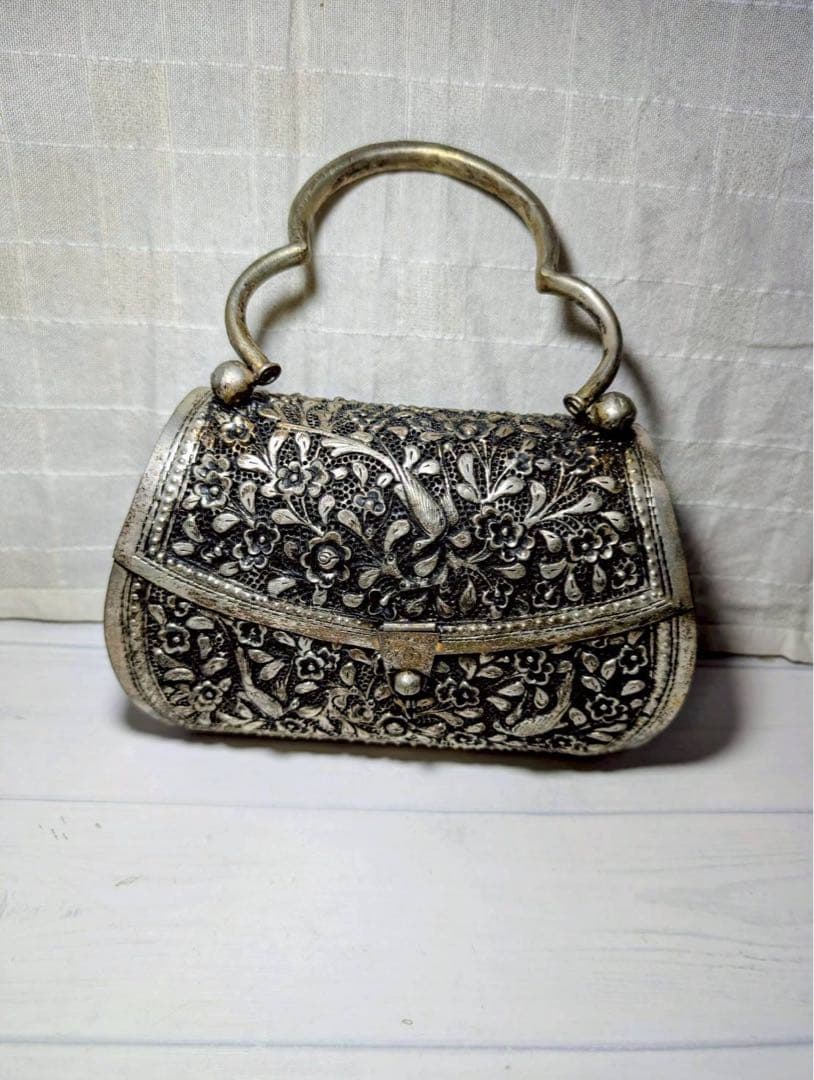 金属 アンティーク バッグ 花柄彫刻の銀色ハンドバッグ