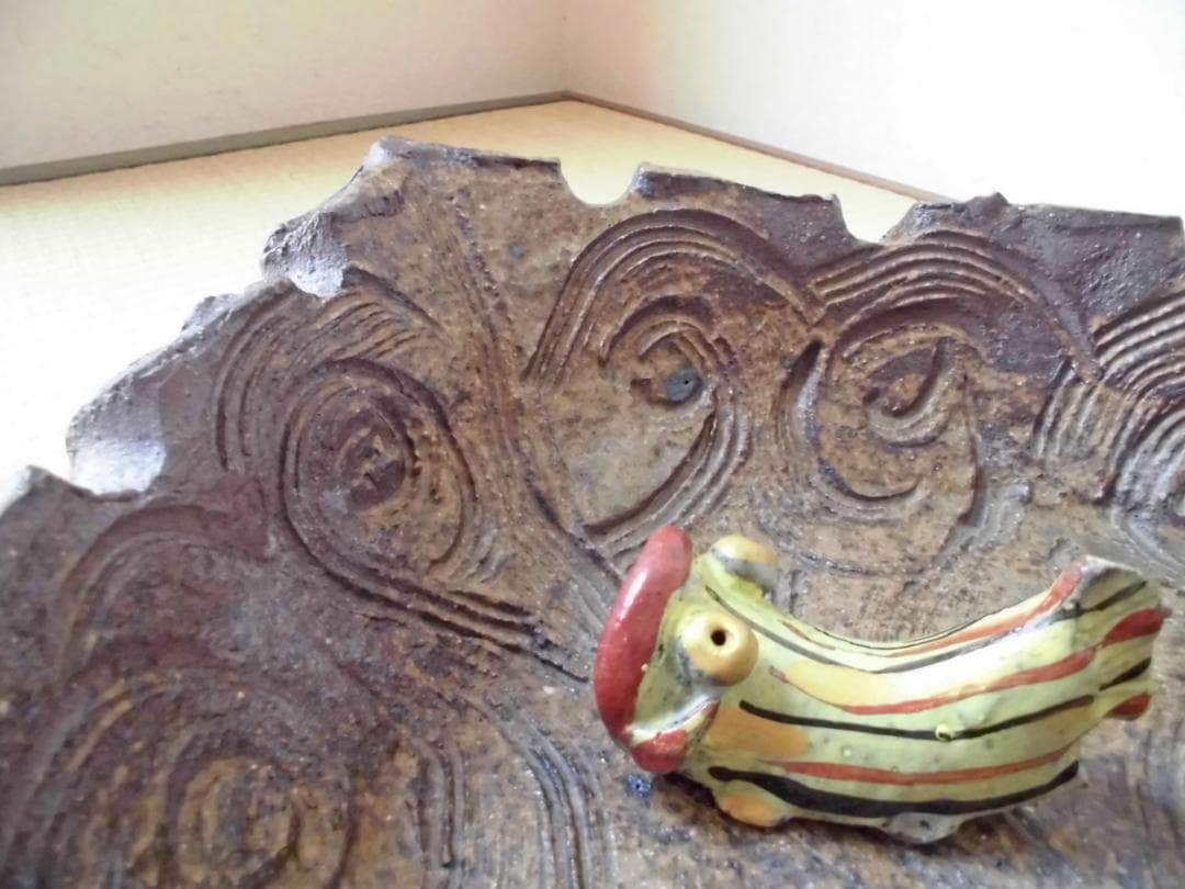 和＆アジアンテイスト　重厚感のある木の葉型の陶器の睡蓮鉢　陶器の魚の置物２体付き