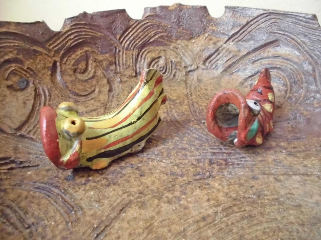 和＆アジアンテイスト　重厚感のある木の葉型の陶器の睡蓮鉢　陶器の魚の置物２体付き