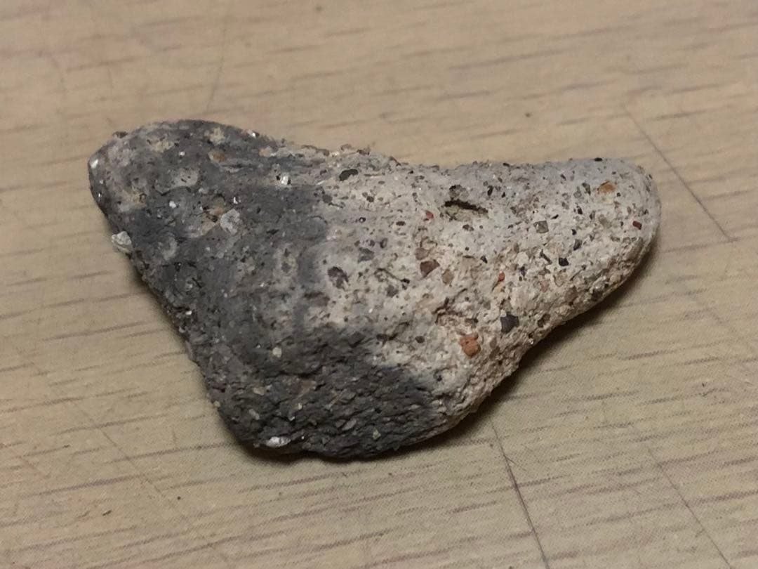 「三角形土版の破片」です。