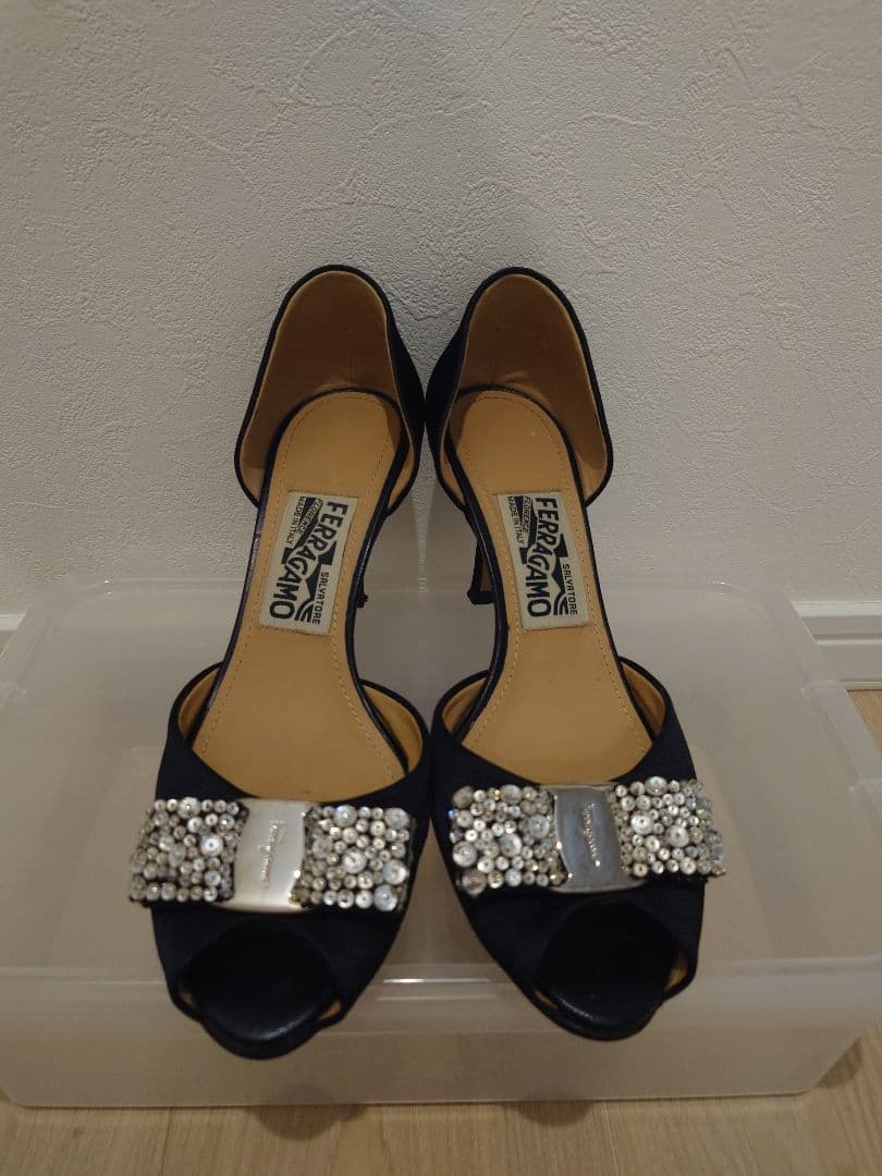 ツ*き様 《Ferragamo フェラガモ》希少デザイン　ビジューリボンパンプス