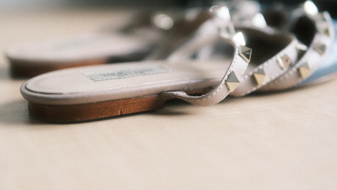 ヴァレンティノ ブ​​ルー/ベージュ レザー ロックスタッズ フラット ミュール