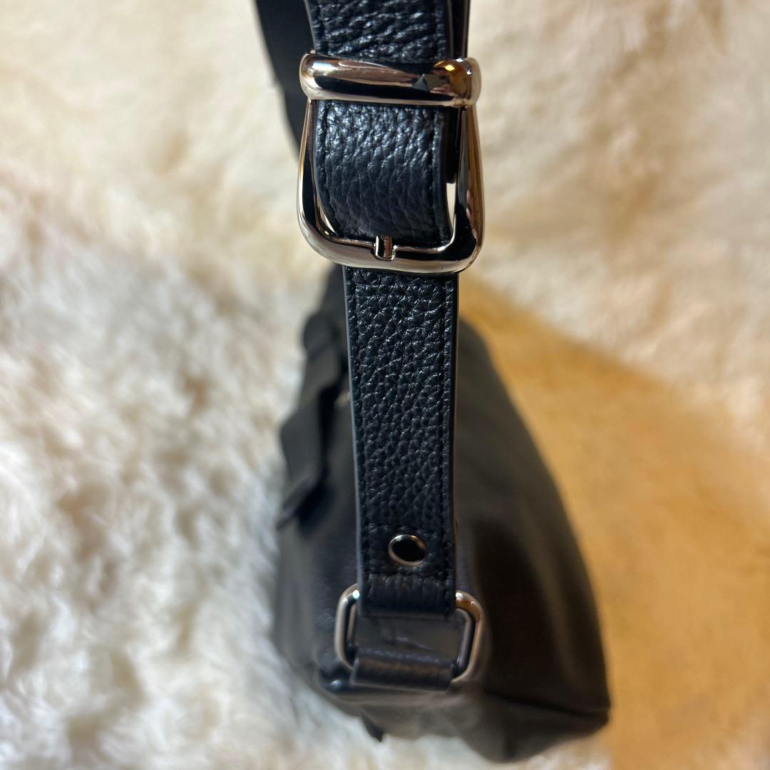 【極美品】nouer ヌエール　レザー　クロスボディバッグ　ブラック