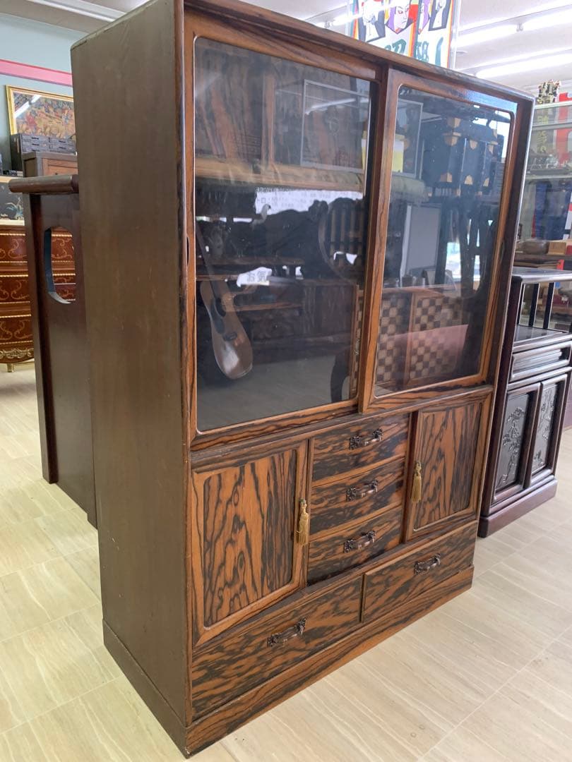 木製ガラス扉収納棚　和モダンな茶箪笥　虎斑模様　黒柿　アンティーク家具