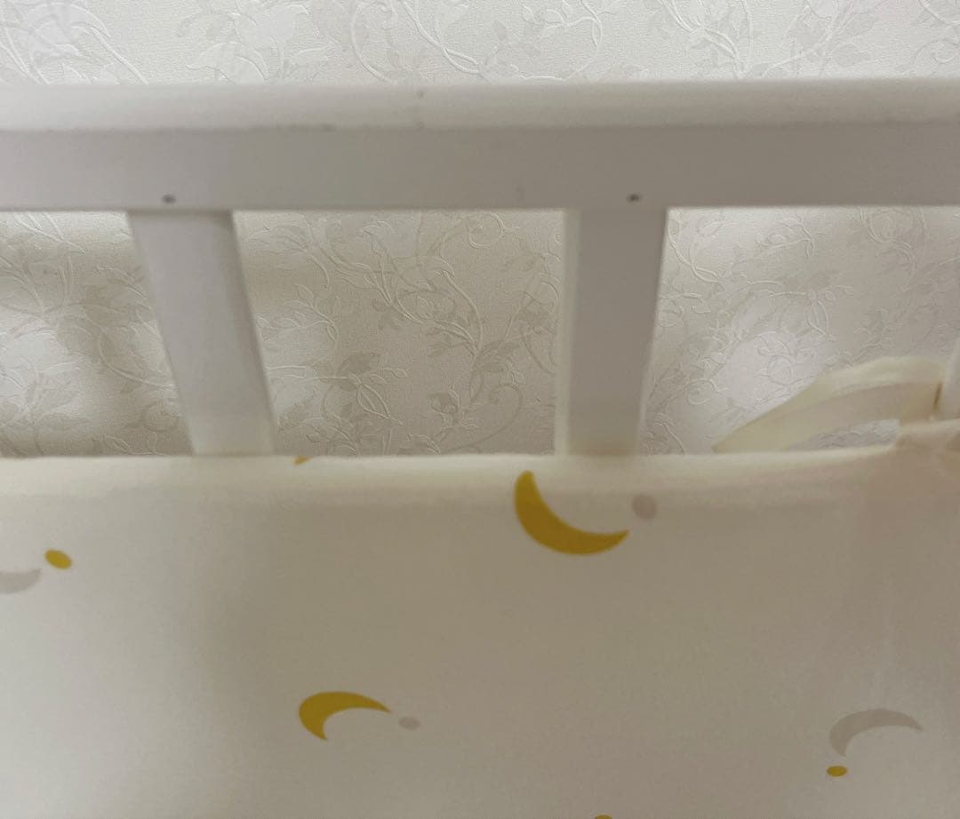 ホワイト木製ベビーベッド キャスター付き