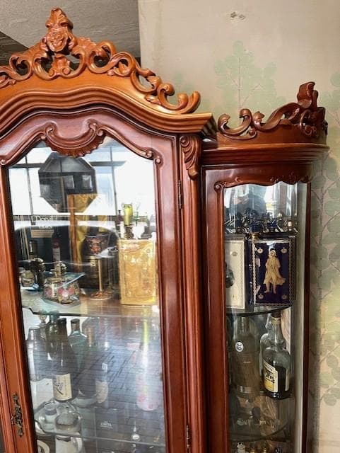 バロックスタイル 木製キャビネット ガラス扉付き