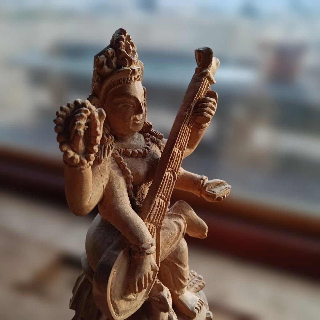 9.インドヒンズー教神木製 多腕の神像 楽器付き、楽器シタールを持つ極小品