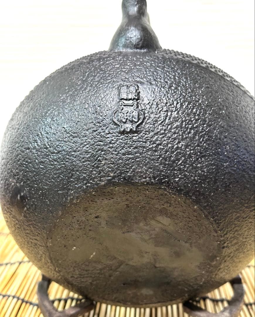 未使用品コンディション、長期保管品　南部利祥銘造１５型アラレ 南部鉄瓶　南部鉄器