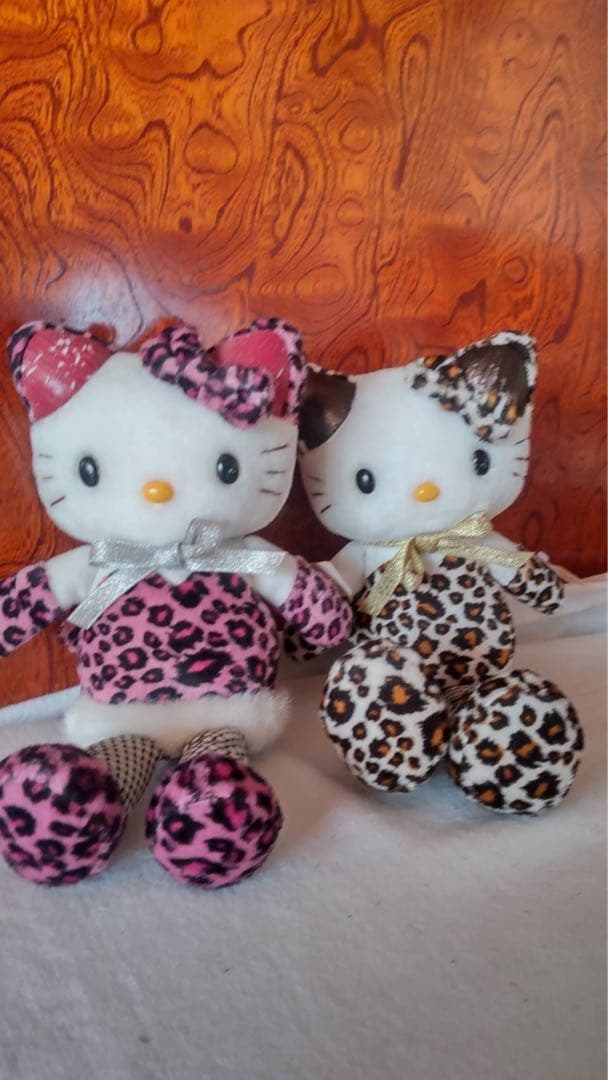 Ts.hs!です☆彡ヒョウ柄キティちゃん２体❣️手製の飾り棚付き‼️