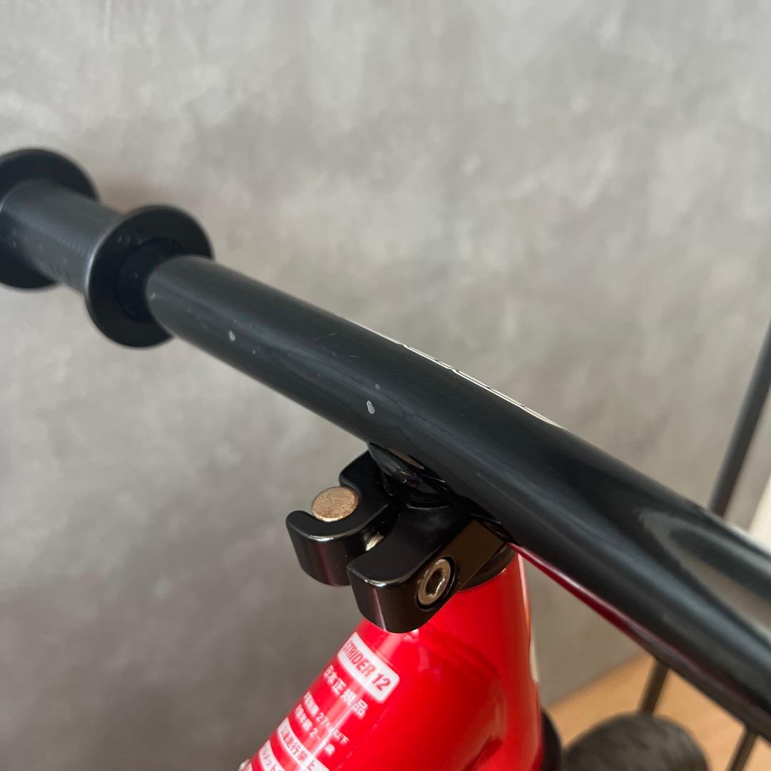 ストライダー　12インチ レッド　スタンド付き