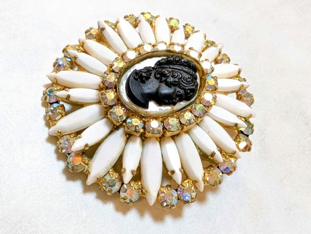 No.0337　ヴィンテージジュリアナ　ブラック＆ホワイト　ガラスカメオブローチ