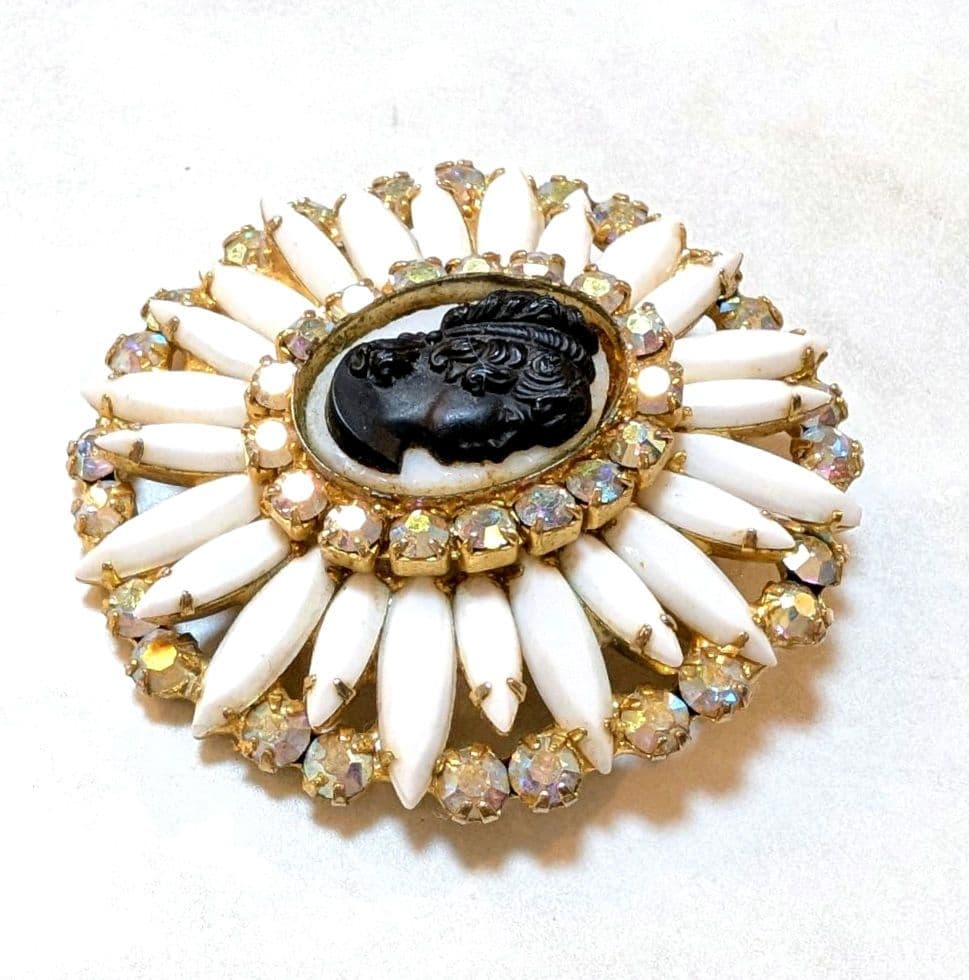 No.0337　ヴィンテージジュリアナ　ブラック＆ホワイト　ガラスカメオブローチ