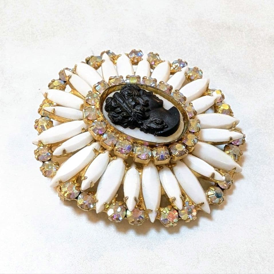 No.0337　ヴィンテージジュリアナ　ブラック＆ホワイト　ガラスカメオブローチ