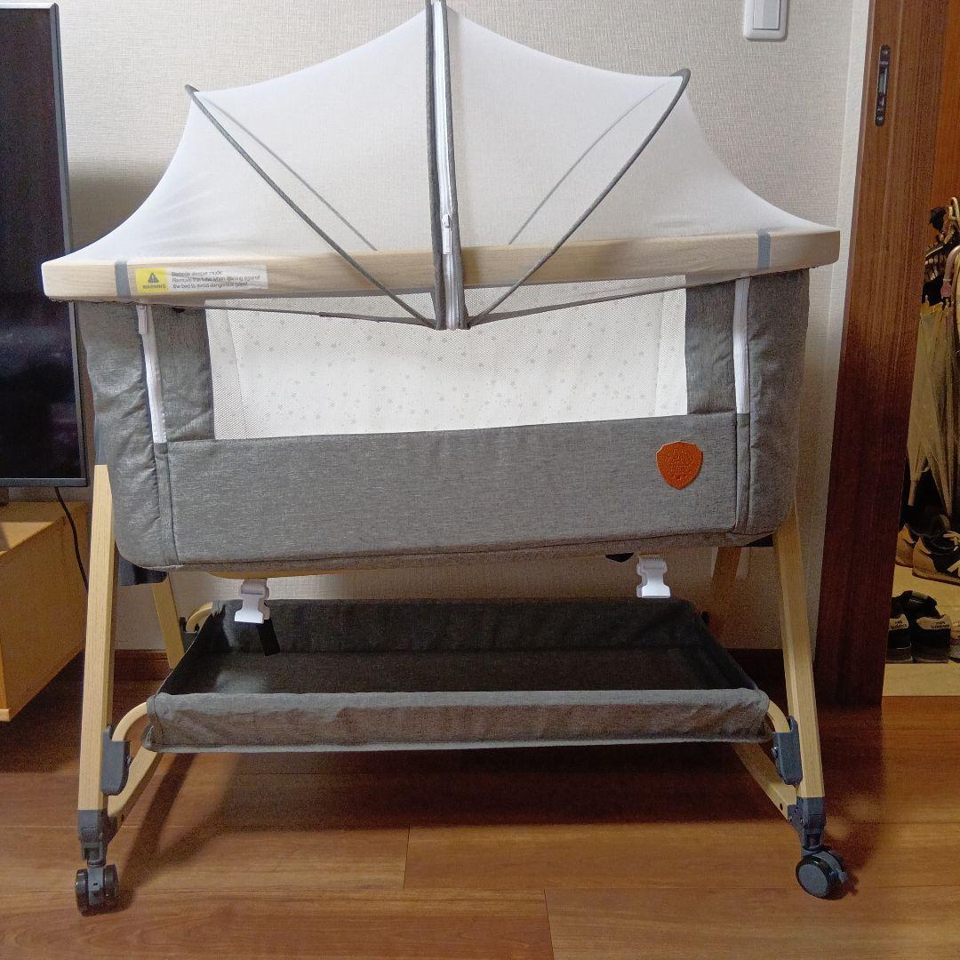 (更に、大幅値下げ)グレーの折りたたみベビーベッド