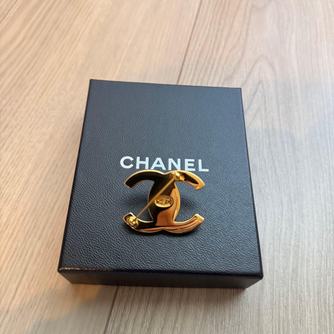 に*ー様 CHANEL ゴールド ロゴブローチ