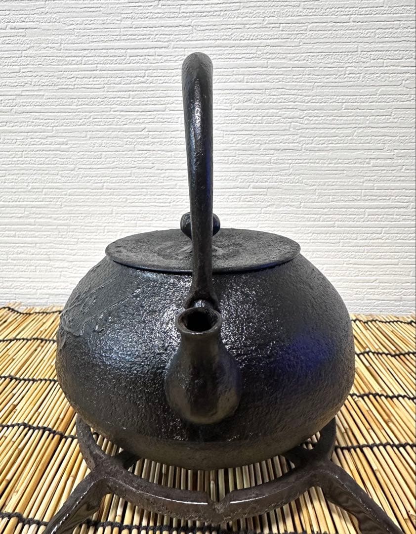 未使用品　南部虎山工房造　１０型梅文様　南部鉄瓶　Mona mama様　売約済み