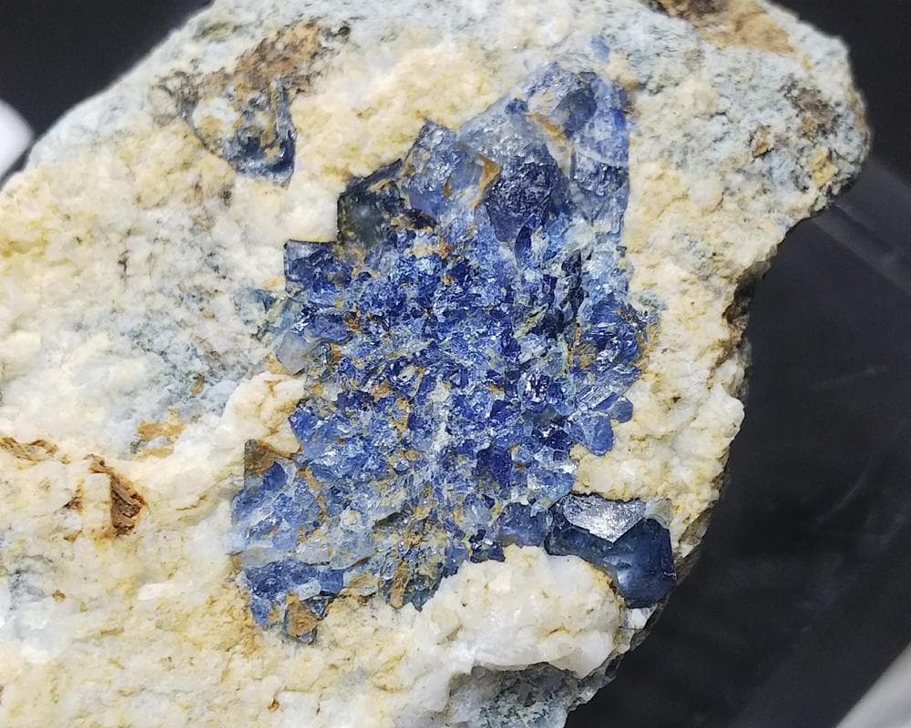 350 ベニトアイト 結晶 原石 母岩付き