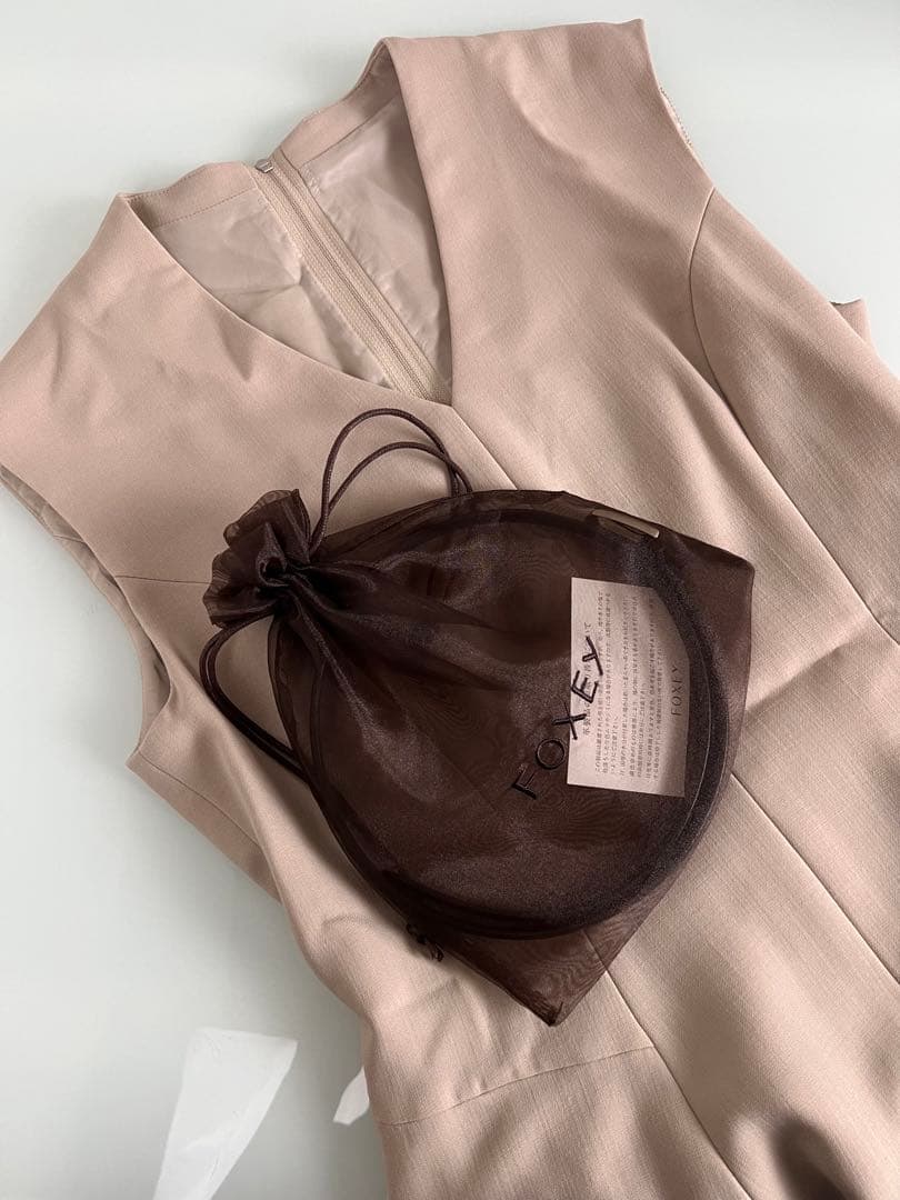 『未使用品』FOXEY フォクシー　ノースリーブ　ワンピース　レザーベルト付き