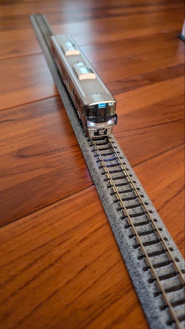 221系リニューアル車と225系新快速(4両2セット) 連休値下げです。