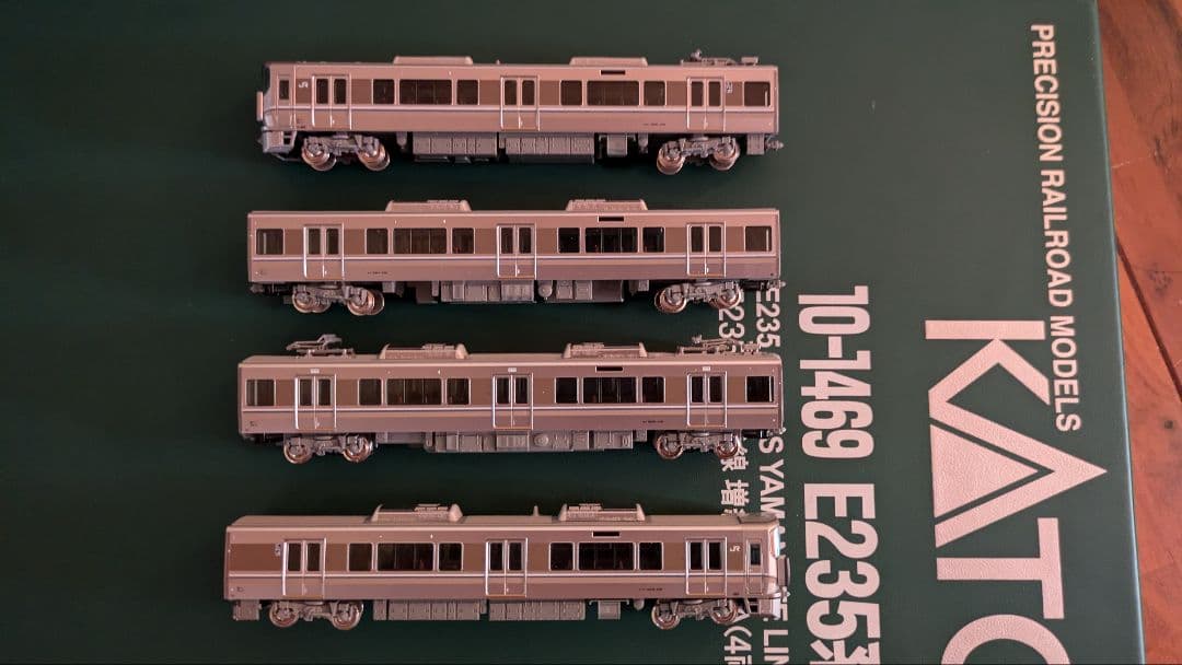 221系リニューアル車と225系新快速(4両2セット) 連休値下げです。