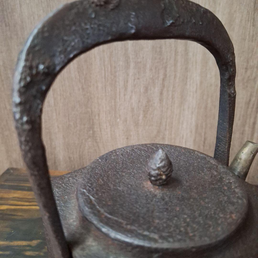 302 小泉仁左衛門 伝統的な黒色鉄製鉄瓶