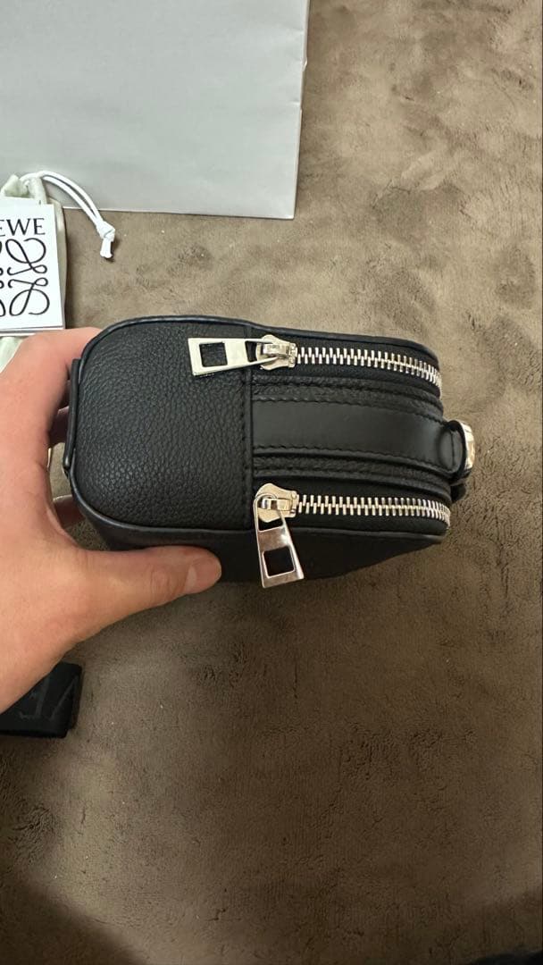 LOEWE ブラックレザーショルダーバッグ