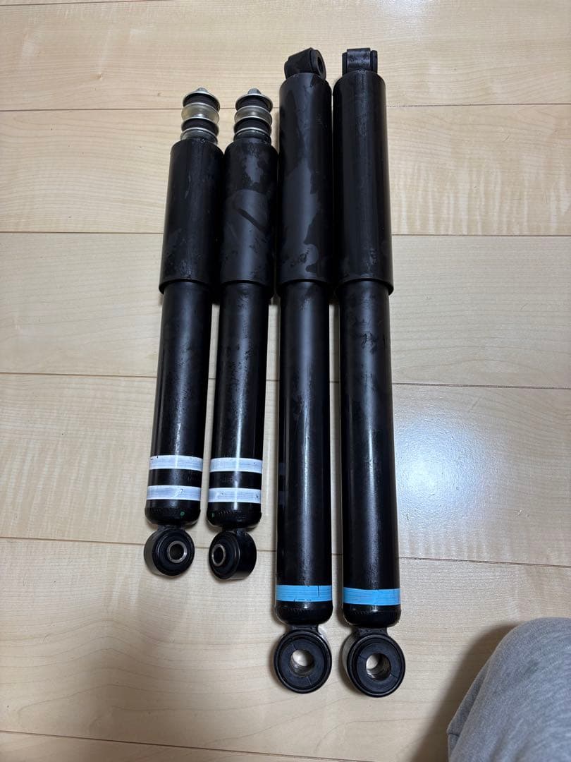 ハイエースダークプライムs ショックアブソーバー 4本セット ブラック