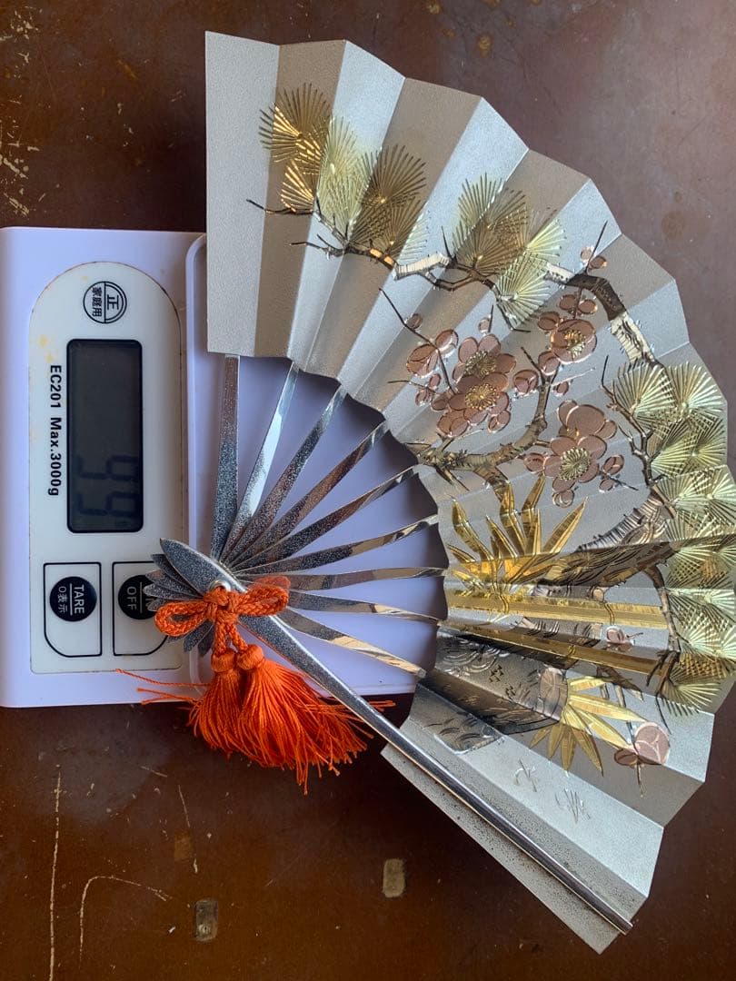 銀製　金箔 純銀製装飾の扇子 梅と松のデザイン 約99g 秀光作