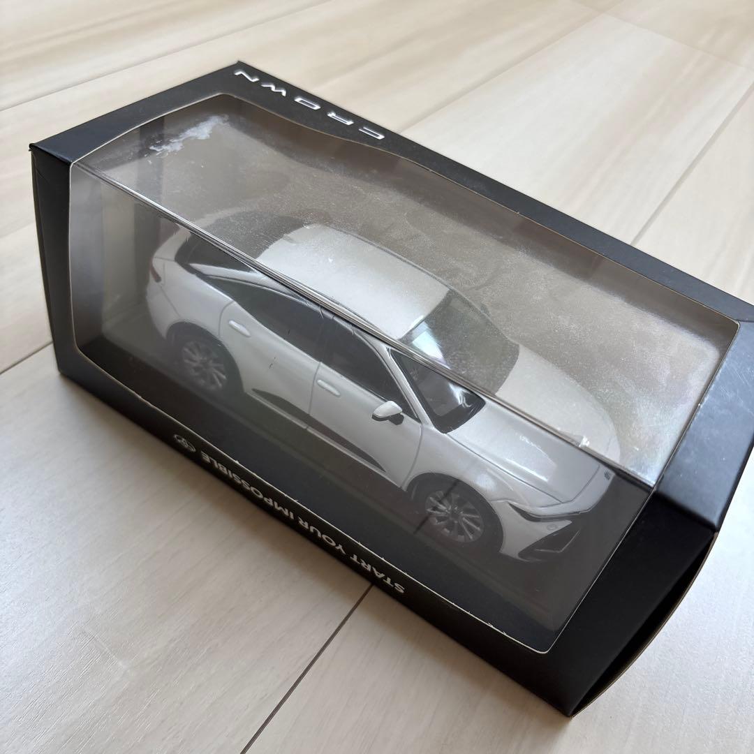 トヨタ　クラウン　クロスオーバー　非売品　模型　1/30 店頭展示用