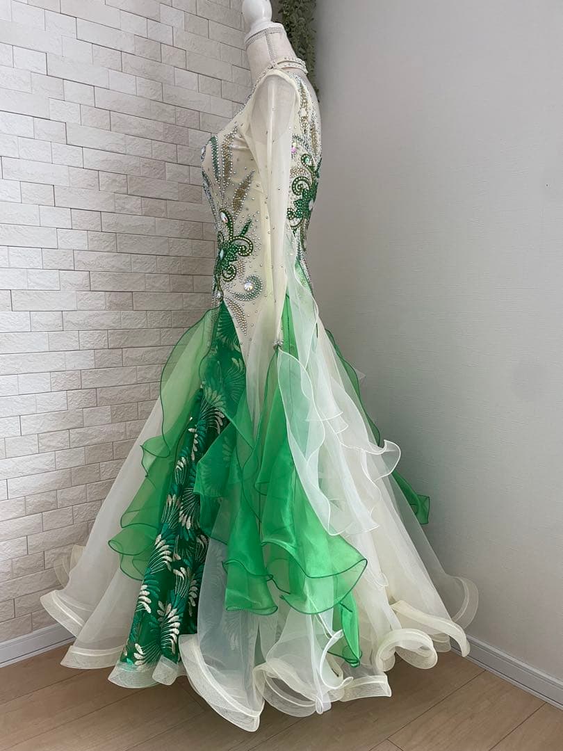 社交ダンス　スタンダードドレス ⭐️クリーム色&グリーン