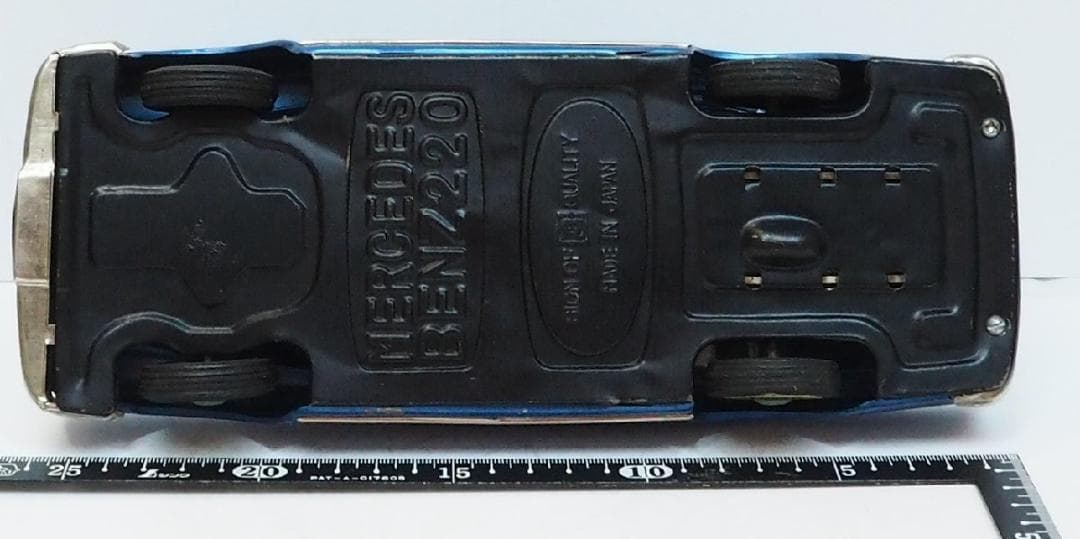 萬代屋【メルセデス ベンツ220大サイズ青エンブレム欠】ブリキtin car箱無