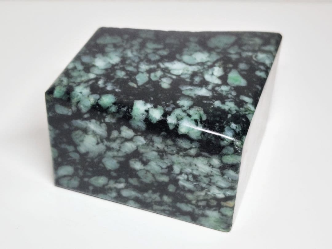 黒白緑 1.7kg 翡翠 ヒスイ 原石 鑑賞石 自然石 誕生石 鉱物 鉱石 水石