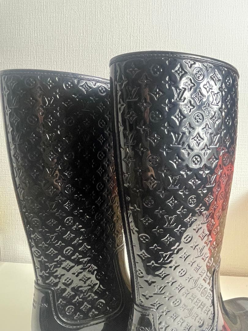 黒のロゴパターンラバーブーツ