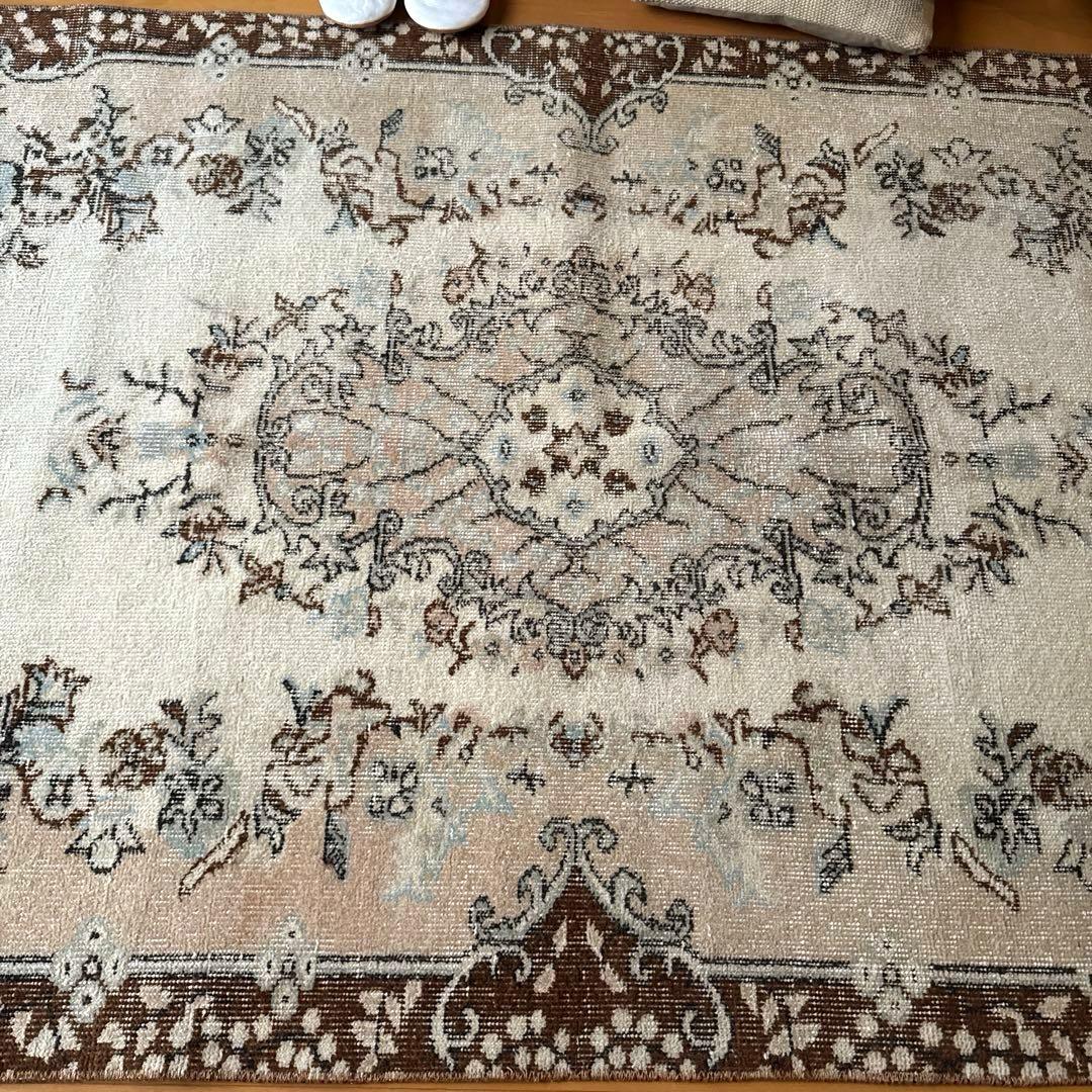 113×207花や実　淡いベージュ×クリーム×ブラウン　トルコヴィンテージラグ