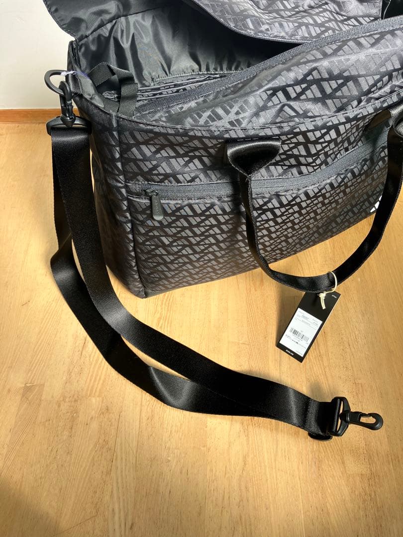 新品　アディダス　シューズケース付き モノグラム トートバッグ　ボストンバック