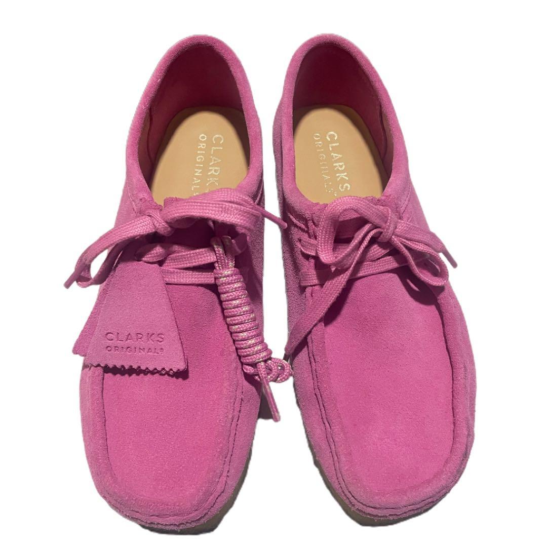 クラークス オリジナルズ ピンク スエード モカシン ワラビー レディース
