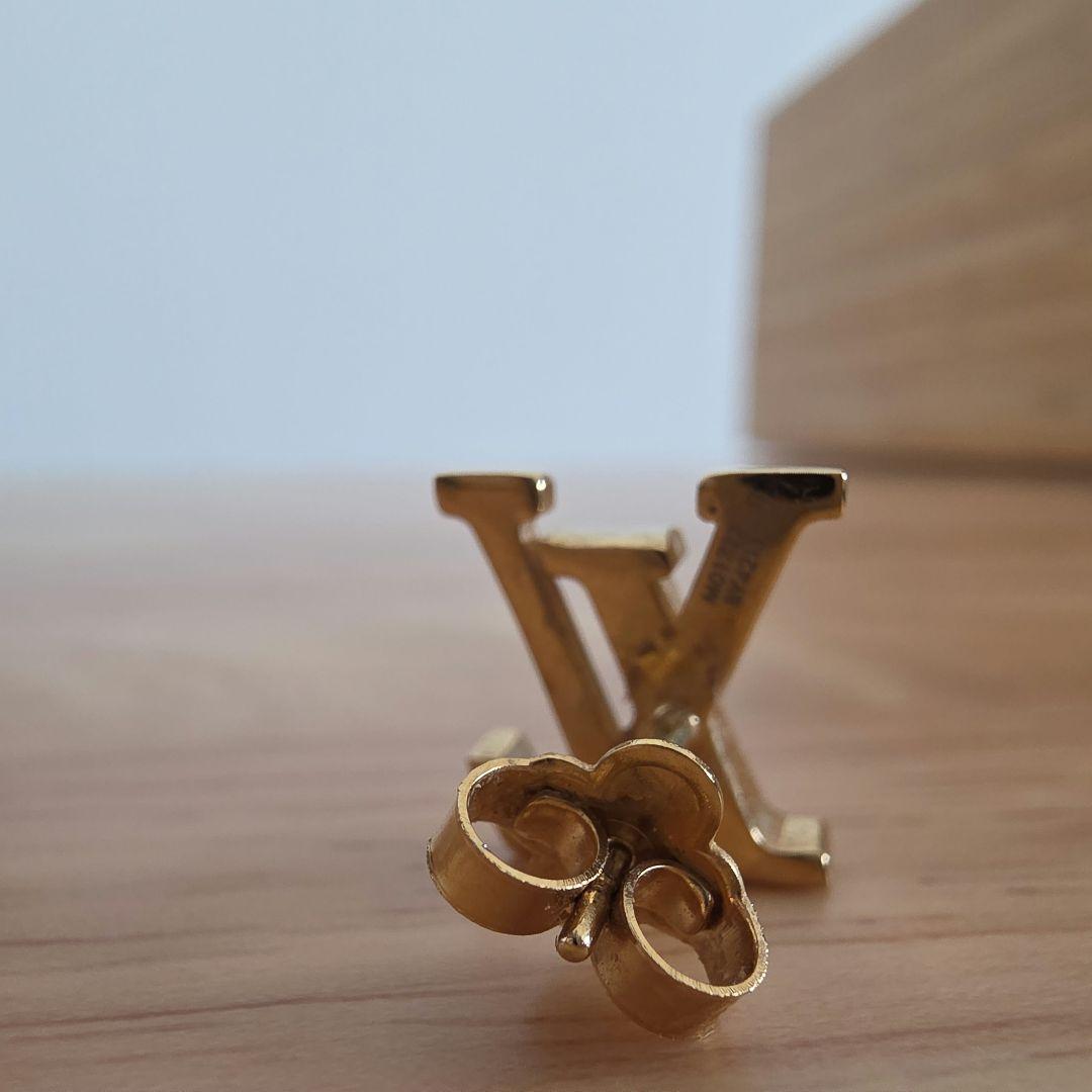 Louis Vuitton ロゴ ピアス(片耳用)