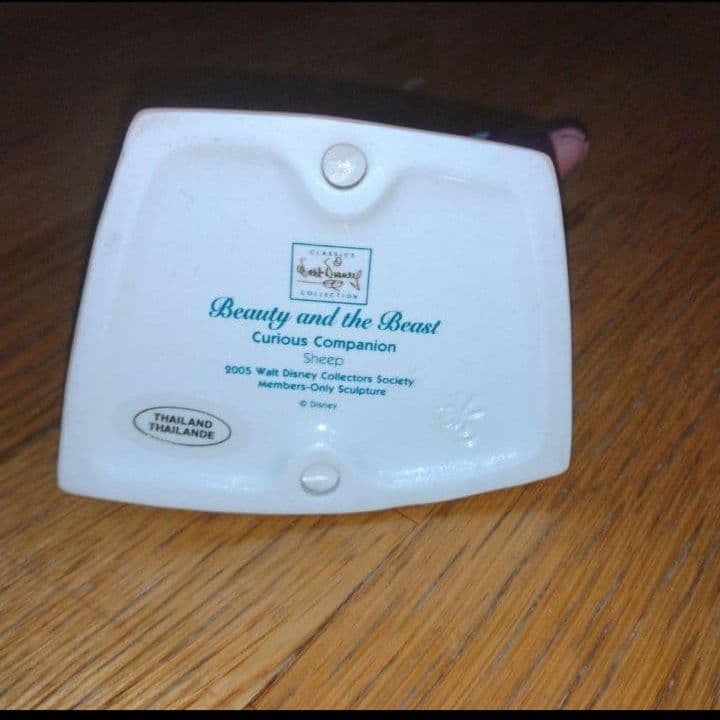 ディズニー　美女と野獣　ベルと羊　フィギュア