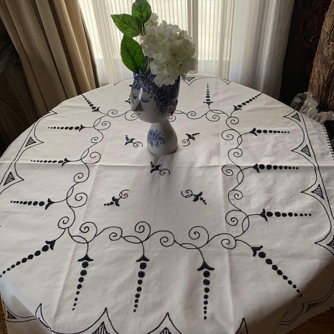 フランスアンティーク　モダンに黒糸で刺繍されたアール・ヌーヴォーの雰囲気が最高