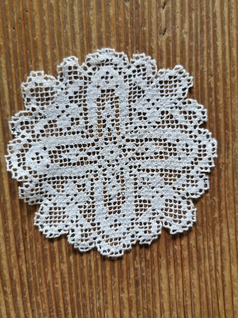 アンティークヨーロッパ 透しの十字架リネンフィレレース プチドイリー 青い麻布付