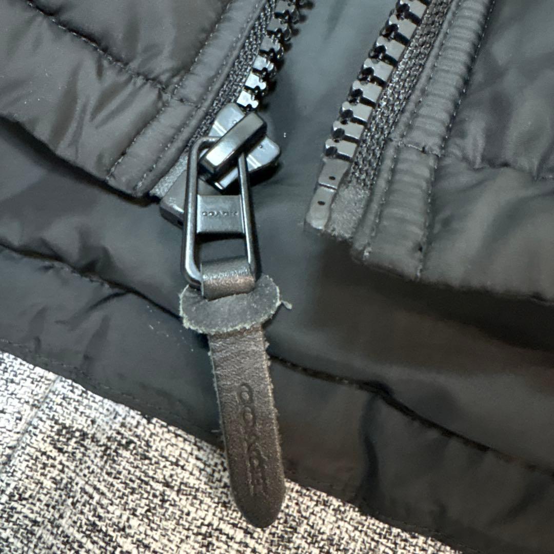 [美品]コーチ　ロゴ入りダウンベスト