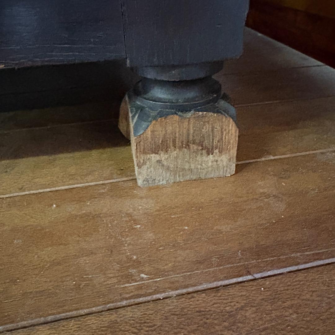 ゴシック調　アンティーク　サイドボード