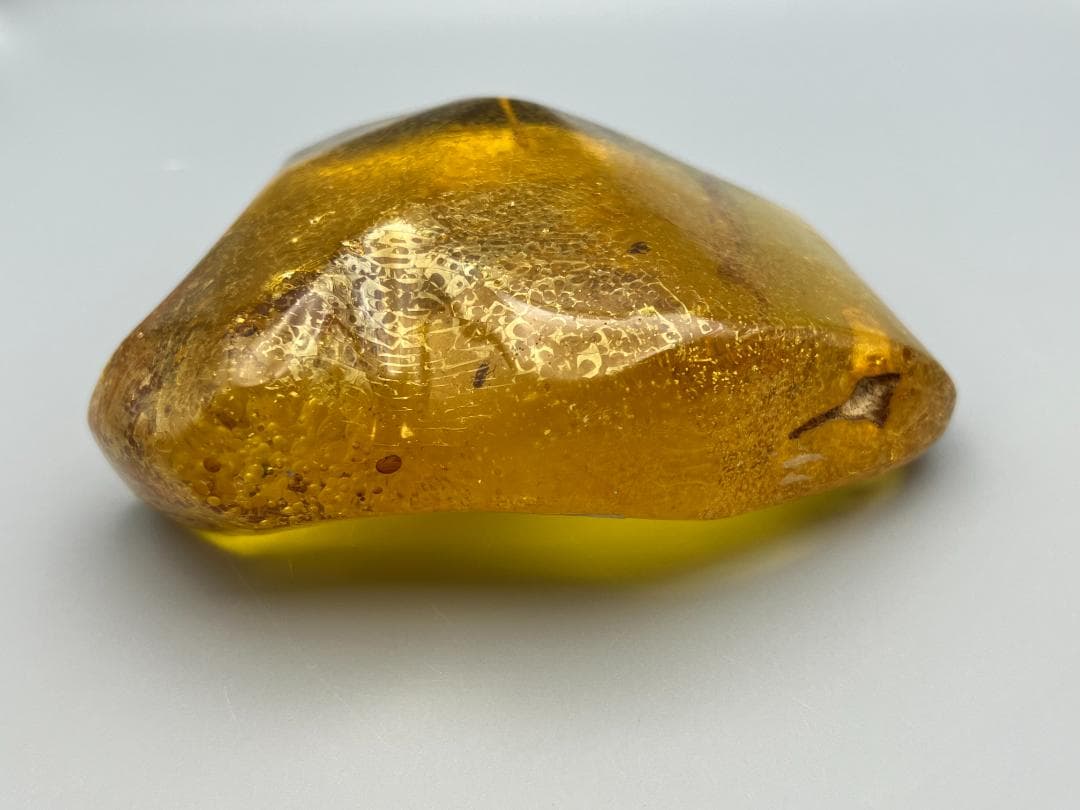 ビックサイズ　虫入り琥珀　大量な気泡を内包　バルティックアンバー　バルト海沿岸