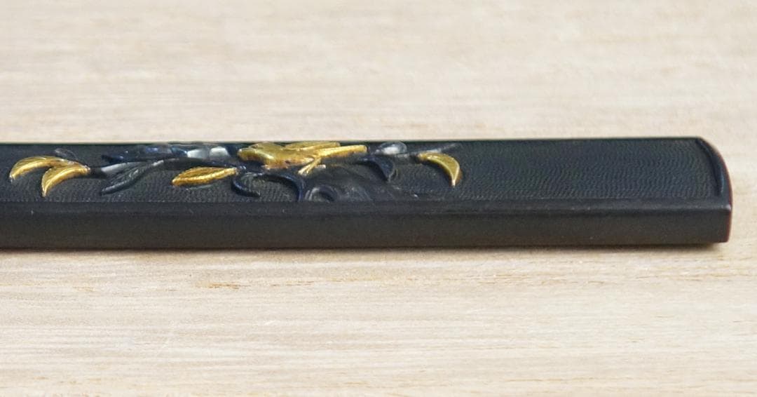 【椿樹小鳥図小柄 赤銅魚子地 高肉彫 鍍金 銀象嵌】 鍔 鐔 小柄 刀装具 骨董