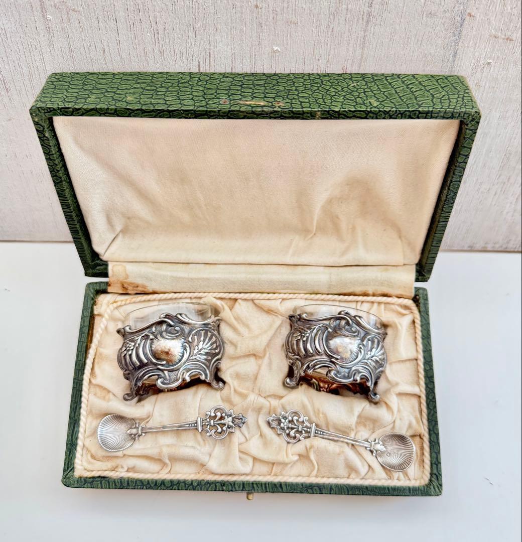 装飾的なシルバー製のソルトセラーとスプーンセット