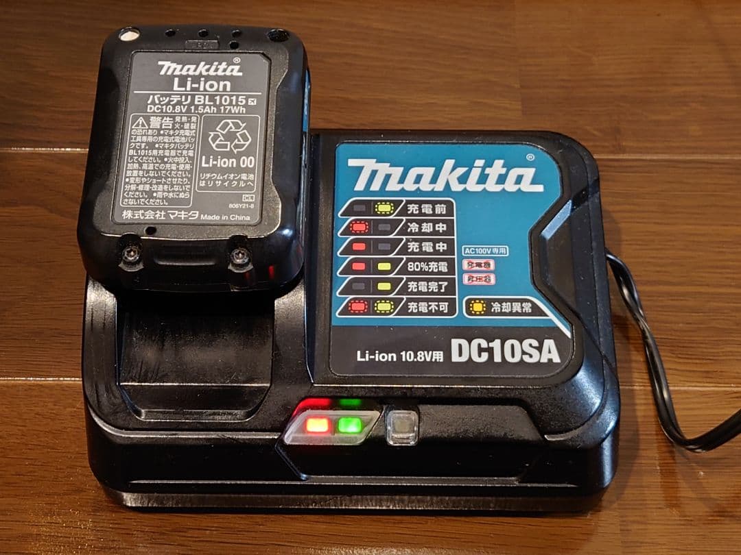 美品　マキタ　コードレス充電式　クリーナー　掃除機　CL107FD