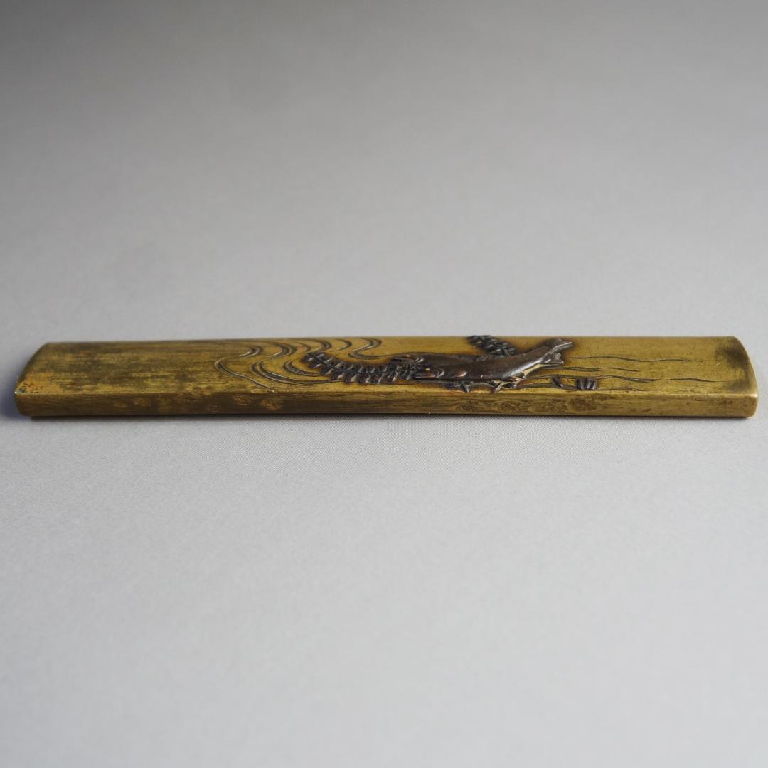 【在銘 政利 水草に双鮎図小柄 真鍮地 象嵌 片切彫】 鍔 鐔 小柄 刀装具