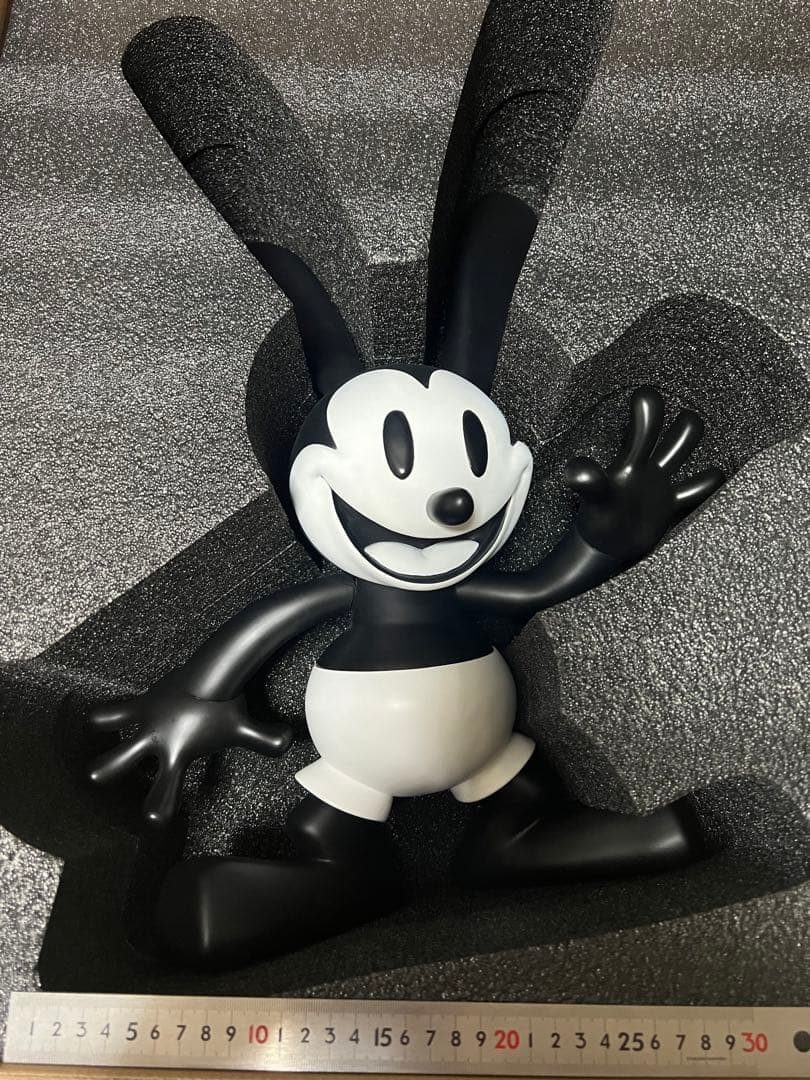 100個限定品　ディズニー　オズワルド　ビッグソフビフィギュア　モノトーンカラー